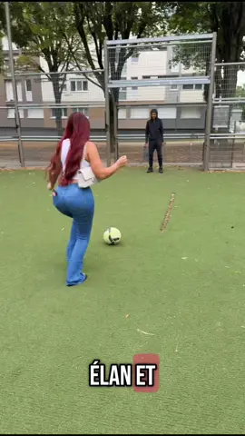 Une journée dans le 94 riche en émotion pour Melpops ! Elle a même marqué le penalty du siècle 🤣🤣#ForYou #PourToi #fyp #Jolve94 #laqueteduwazerwazer #LequipageContinueDeSagrandir #LeVaisseauMère #LeFootball #Psg #LaVictoireFinale 