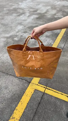 A big tote bag that doesn't strain your shoulders and can hold anything you want✌️#handbag #leatherbag #bag #purse #crossbodybag #leatherpurse #handbags #shoulderbag #whatsinmybag #whatsinmypurse #workbag #Viral #fashion #bagcollection #cute #elegentbag #fashionbag #bagessentials #purseessentials #minibag #spotlightfinds #tiktokshopsummerturnup #TellFun 