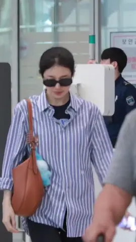 Suzy hạ cánh trở lại Hàn Quốc sau chuyến công tác tại Paris, Pháp 🩵 Về để chuẩn bị cho các lịch trình tiếp theo thôi nào 🫶🏻✨ #수지 #BaeSuzy #Suzy #배수지 #裴秀智 #SUZYXCELINE #SUZYXCELINESPRING2026 