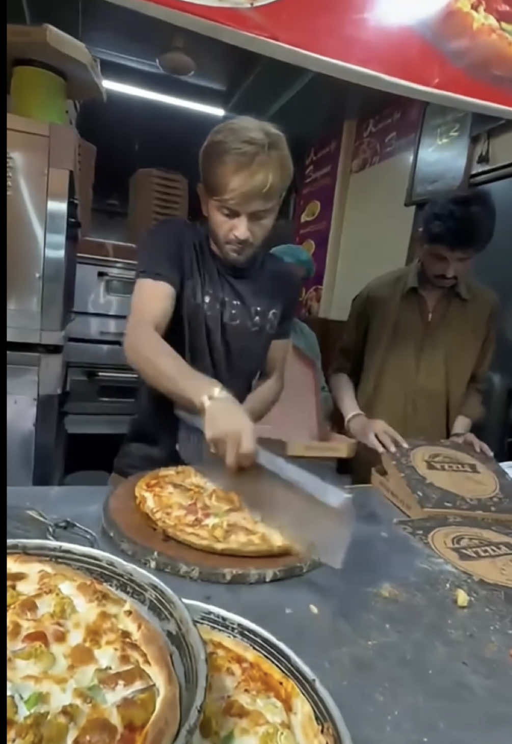 Introducing the fastest pizza cutter in all the land 🍕🤯 With @Karachi Spicy Pizza  #fyp #foryou #pizza #india #indian #streetfood #foodporn 