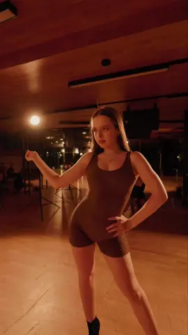 choreo @dance_with_ginger 🧡 . . #highheels #heels #heelsclass #highheelsslovakia #highheelsnitra #heelskurz #fypシ゚ #dancer #хілс #slovensko #dance #recommendations 