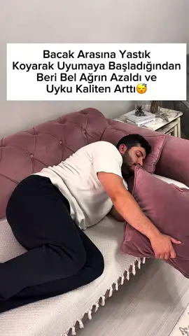 🛌 Bacak arasına yastık koyarak uyumak neden önemli? 👉Bacakların arasına yastık koymak, omurga hizasını korumaya yardımcı olur. Özellikle yan yatarken belin ve kalçanın doğal duruşunu destekler, böylece bel ağrılarını azaltabilir. Aynı zamanda omurgaya binen yükü dengeler, kas gerginliğini azaltır ve sabahları daha dinlenmiş uyanmanı sağlar. 💤 Uyku kalitesi artar, bel bölgesi rahatladığı için gece boyunca sık sık dönme ihtiyacı da azalır. Bel fıtığı, siyatik ya da belde hassasiyet yaşayanlar için oldukça faydalı bir destek yöntemidir. 👌Denemediysen mutlaka dene, farkı hissedeceksin! 🙌 🍀Bu video ve açıklama bilgi vermek amaçlıdır. Kesin tedaviyi içermez. En uygun tedavi konunun uzmanları eşliğinde kişiye özel uygulanan multidisipliner tedavidir. 🍀Faydalı Bulduysanız beğenmeyi ve kaydetmeyi unutmayın. #uykutaşıyoktur #belagrısı #uykutasiyla #fizyoterapi #uykukalitesi 