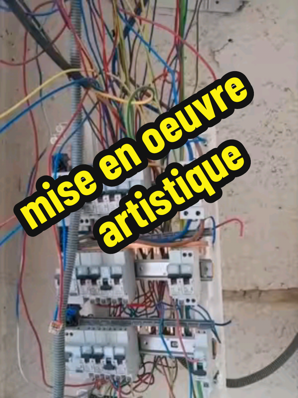 Un artisan électricien spécialisé dans l'art. Je démarre la reprise total de l'electricité de cet immeuble #electricien #chantier