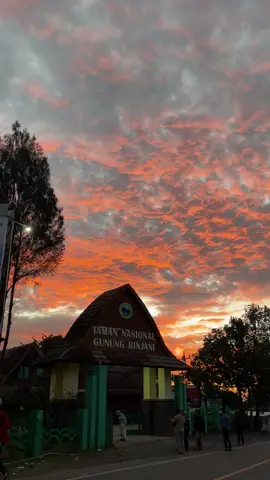 Pintu impian 8 Juli ❤️‍🩹 #Rinjani #gerbangrinjani #sunset #view #rinjanimountain #pendakiindonesia #masukberandamu #fypp 