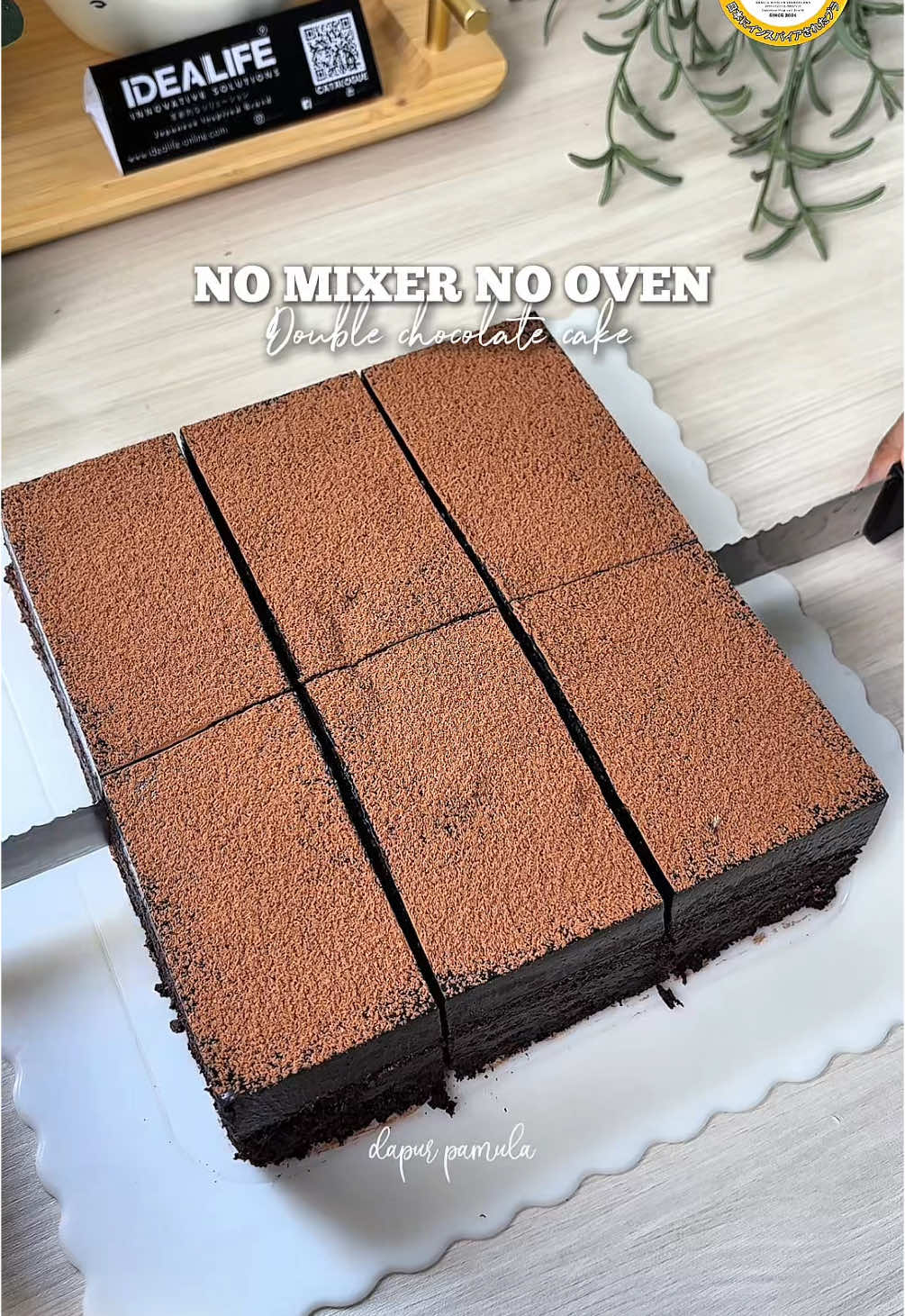 💕 DOUBLE CHOCOLATE CAKE 💕 Ib : @ameliachuatan  Recook : @dapur_pamula  Bahan cake : 150 gr gula pasir 90 gr tepung terigu 60 gr coklat bubuk 1/2 sdt baking powder 1 sdt baking soda Sejumput garam 120 ml kopi ( 120 ml air panas + 8 gr bubuk kopi tanpa ampas ) 120 ml butter milk ( 120 ml susu uht + 1 1/2 sdm cuka ) 1 butir telur  60 ml minyak  Bahan coklat ganache : 250 ml susu  250 gr dark chocolate  1 sdt bubuk agar-agar  1 sdm margarin  Untuk All cookware nya aku pakai @idealifeonline @IDEALIFE ONLINE STORE  Happy watching 💕 Selamat mencoba 😋 #cakecoklat #cakecoklattanpamixer #doublecakechocolate #resepcakecoklat #bolucoklat #cakecoklattanpaoven  #cakeenak #cakecoklatketagihan 