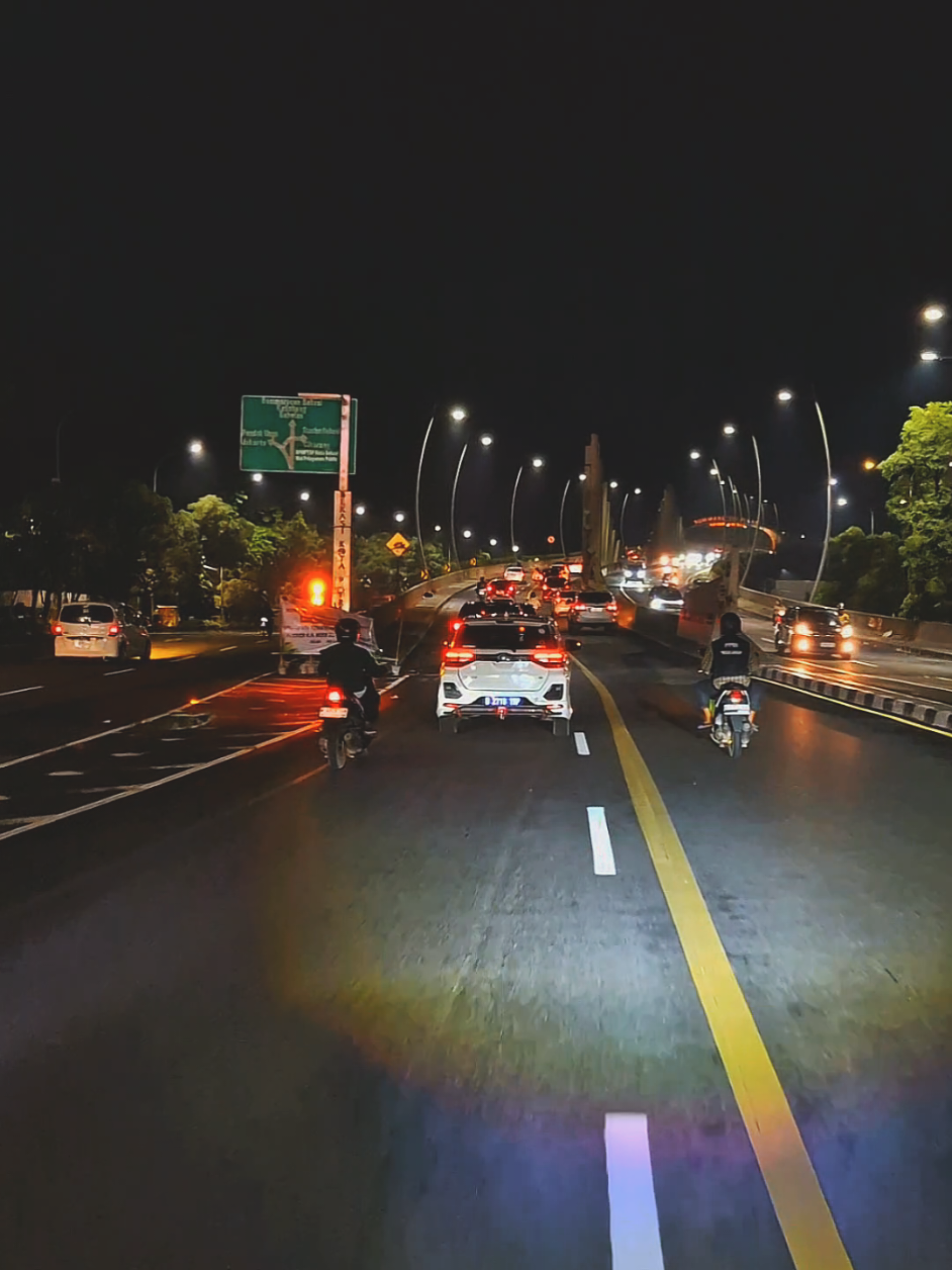 Bekasi🌃😍 . #kota  #bekasi #night #summareconmallbekasi #bekasihits #infobekasi #jalanjalan #motoran #kota #citylights #city #tiktok #fyp 