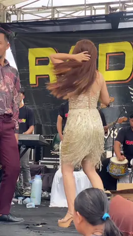 Biduan cantik Erna bintang Pantura #gerengsengkeun #biduanhoot #fyp #dangduttiktok #hiburanviral #artiscantik #dangdutkoplo2022 #dangdutviral #indraradjata #dangdutgarut #radjataentertainment 
