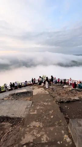 Yuk yang mau liburan jogja bingung kemana aja,bisa pakai jasa aku ya, sewa mobil+sopir+bbm harga 600k untuk 1 mobil. #wisatajogja #paketwisatajogja #tripjogja 