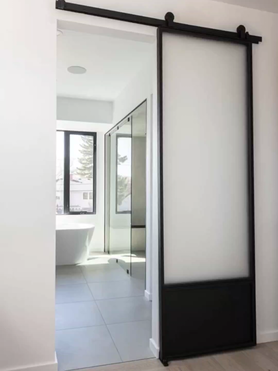 RIEL OCULTO: PUERTA CORREDIZA . ¿Conoces las puertas con riel oculto?  Son una solución cada vez más utilizada en proyectos contemporáneos, ideales para lograr espacios más limpios, elegantes y funcionales.  🔹 El riel superior queda completamente oculto, lo que estiliza el paso entre ambientes. 🔹 Son perfectas para separar sin perder continuidad visual. 🔹 Ideales para interiores minimalistas, modernos o incluso country chic si elegís los materiales adecuados.  Y como es que este sistema puede mágicamente quedar oculto? . El riel se esconde detrás de la puerta y la rueda queda en una esquina pero el la pared.  ¿Sos del team “puerta protagonista” o preferís que pase desapercibida?  #PuertasConEstilo #InteriorismoModerno #DetallesDeArquitectura #PuertasMinimalistas #puertascorredizas