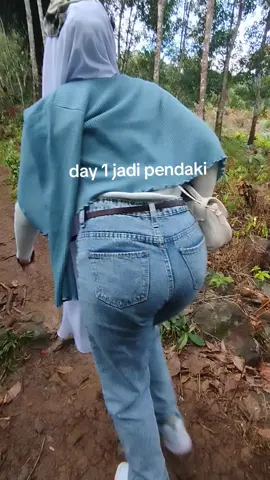 jujur baru tau kalo mendaki harus pakai tongkat😭#bukitsapuangin #girl #kalsel #mendaki #day1 #hijab 