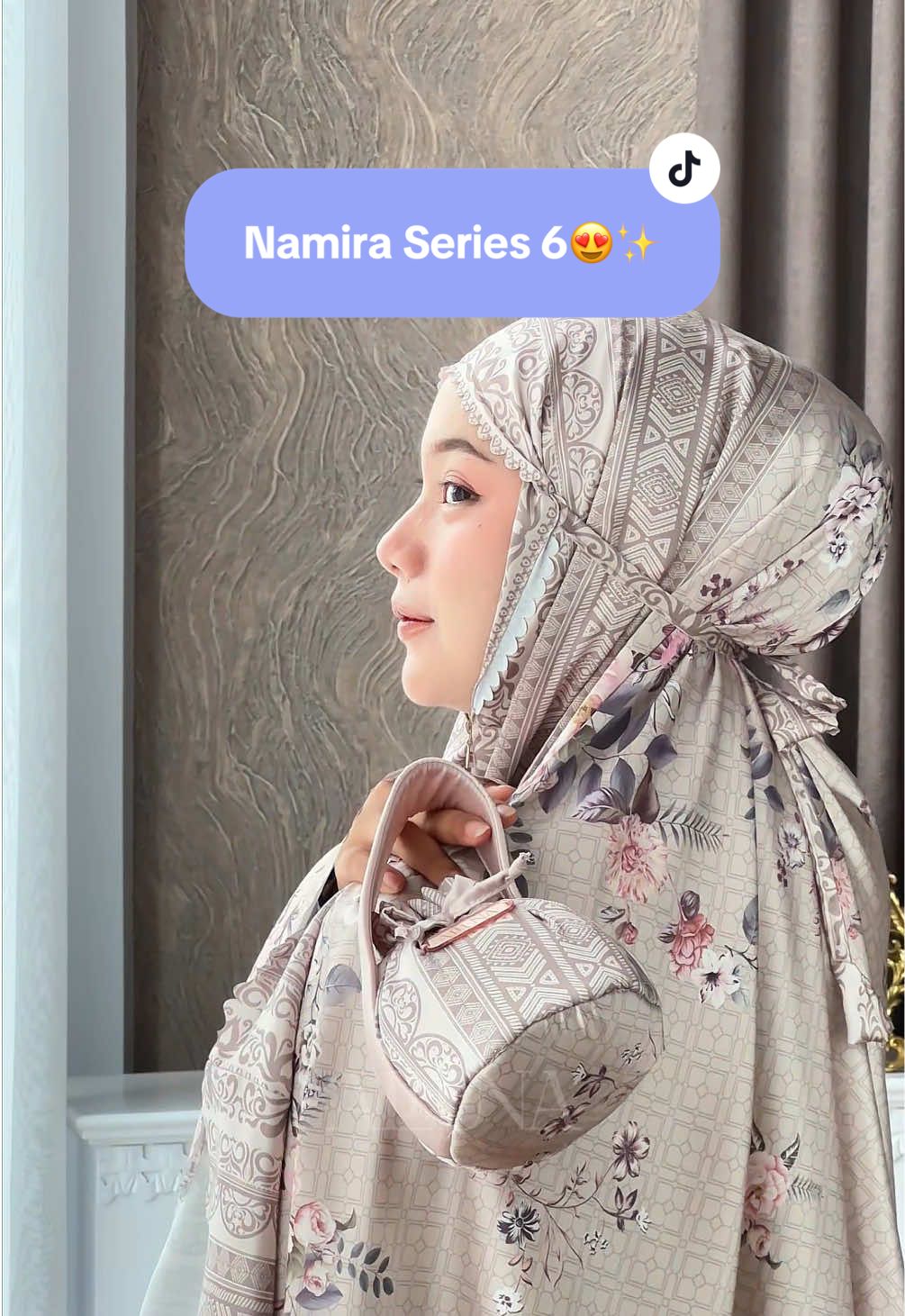 First look langsung auto jatuh cinta😍 Namira series 6 emang se elegant itu sih🫶🏻✨ Cocok buat yang suka tampil manis tapi tetap effortless🥰👌🏻 #mukena #mukenaterbaru #prayerset #mukenamewah #mukenapremium #mukenacantik #mukenamotif #silk #fyp #fypシ゚ 