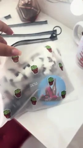 Chegou reposição das queridinhas!!!   • Necessaire fosca com estampas de cactos 🌵 uma mais linda que a outra • Ela é multifuncional, podendo ser usada para organizar suas maquiagem na hora da viagem ou na bolsa para o dia a dia, pode ser usada para guardar objetos de higiene pessoal, como também para estojo escolar!!   Essa é a bolsinha mais linda e fofa 🥰 que você vai ver hoje!!   Adquira já a sua, são poucas unidades disponíveis!!   (62) 9 98080554 WhatsApp 