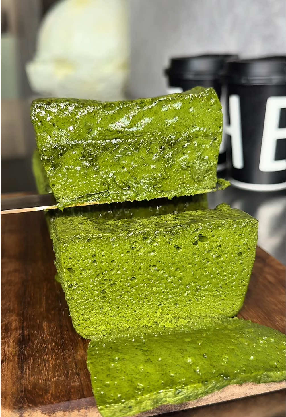 予約1年待ち？！幻の抹茶ガトーショコラ🍫 📍名古屋　THE LAB NAGOYA ※大阪あべのハルカス 7/16〜7/22限定販売 オンライン注文では予約1年待ちのガトーショコラ！ 1日数量限定で店舗で食べれるので1年も待てない！ってひとはぜひ行ってみて🤤 ちなみに7/16〜7/22まで大阪あべのハルカスで開催される抹茶イベントでも食べれます！