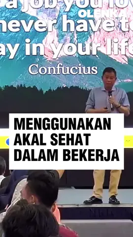 Direktur Utama PT Kereta Api Indonesia (Persero) periode 2009-2014, Ignasius Jonan menekankan pentingnya menggunakan akal sehat dalam bekerja. Jonan mencontohkan kasus keausan rel kereta api di Lampung-Sumatera Selatan yang jauh lebih tinggi apabila dibandingkan dengan rel kereta di Jawa. Sudah ada beberapa studi terkait hal tersebut, namun tidak memperoleh hasil. Ia menekankan, akal sehat bisa membantu seseorang untuk melihat persoalan dengan lebih jernih dan objektif. Untuk kasus keausan rel di Lampung-Sumsel, jalur tersebut digunakan sebagai lintasan angkutan batubara. Pengangkutan batubara kerap overload karena tidak ada mekanisme penimbangan muatan. Ignasius Jonan mengatakan kasus keausan rel di Lampung-Sumsel bisa teratasi hanya dengan menyediakan timbangan muatan. Alhasil, KAI berhasil menghemat biaya sekitar Rp400 miliar per tahun dari solusi tersebut. #IgnasiusJonan #AkalSehat