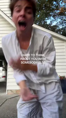 GET SOMEONE YOU LOVE heyyyeyeyyeyeyyy • • @tucker #fypage #somebodyelse #mattyhealy #trending #crashout #rolemodel 