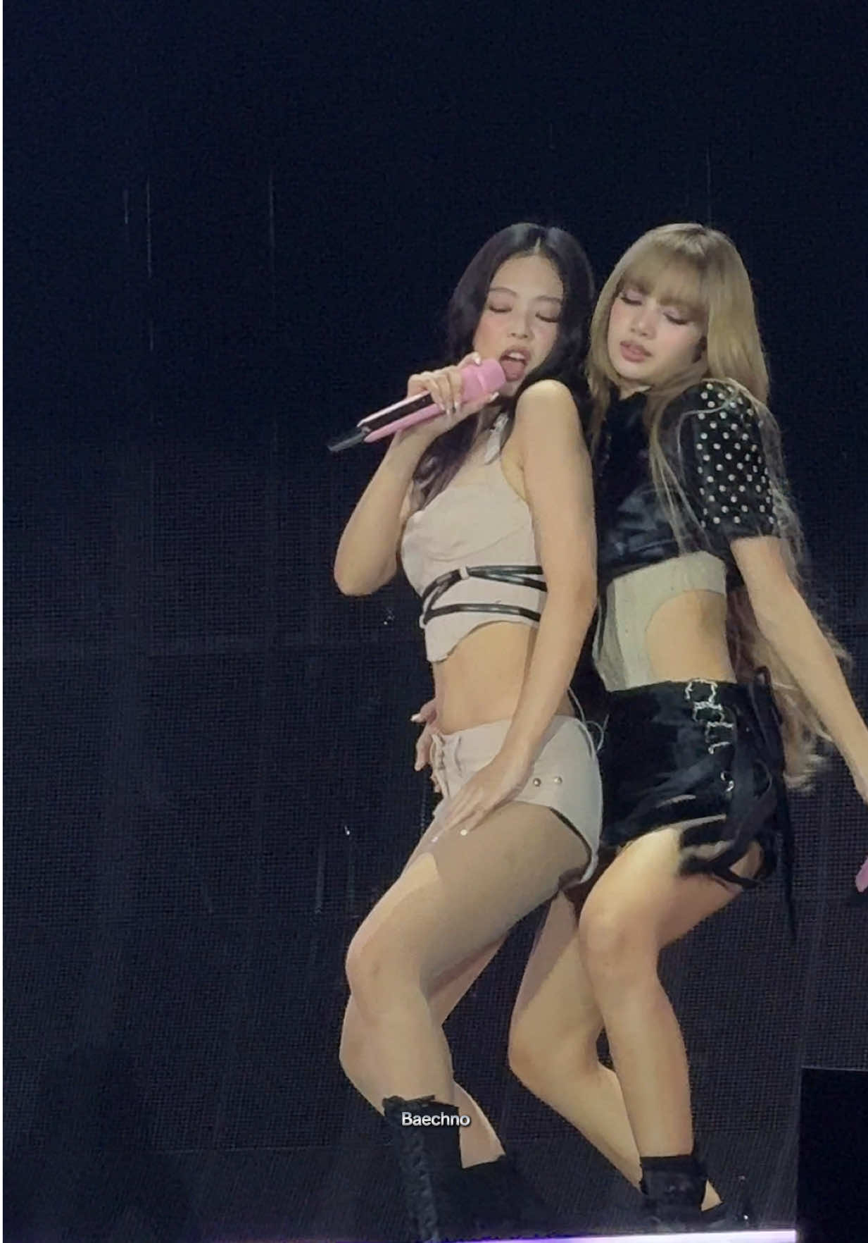 Jenlisa ❤️ I get my concert tickets from @onetic link in bio #BLACKPINK #블랙핑크 #WORLDTOUR #DEADLINE #ブラックピンク #BLINK #JENNIE #제니 #LISA #리사 #LALISA 