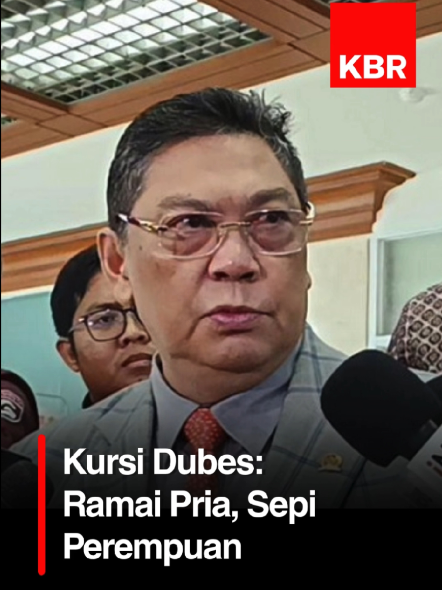 Saat ini, lebih dari 12 posisi Duta Besar RI masih kosong—termasuk untuk negara-negara penting seperti AS dan Jepang. Dari 24 calon yang diajukan, hanya 3 yang perempuan, dan sebagian justru bukan dari kalangan diplomat karier. Bukan sekadar lambat, ini soal siapa yang dipilih mewakili Indonesia di dunia. Kenapa posisi strategis justru banyak jadi jatah politik? Dan kenapa perempuan masih minim diberi ruang? Diplomasi harusnya dibangun lewat merit, bukan koneksi. Kalau wajah Indonesia di dunia tak mencerminkan keadilan di dalam negeri—siapa yang sebenarnya mereka wakili?