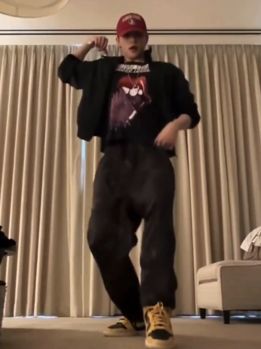 Hyunjin gave us a double k!ll! The body control is insane. I can't. 🫠🩵 #Hyunjin #Jinnie #Hyunjinnie #HyunjinDanceChallenge #HereChallenge #GasPedalChallenge  #StrayKids #SKZ #stay  @Stray Kids  Credit: JYPE 