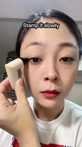 Eyeliner Stamp #eyelinerstamp #Eyeliner #liquideyeliner #makeuptok #eyelinertechnique #smudgeproofeyeliner 