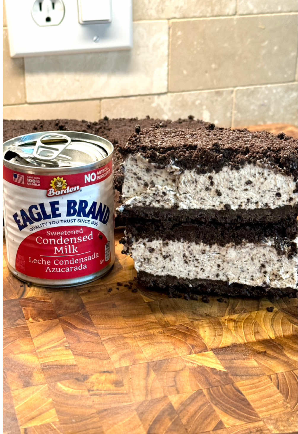 homemade ice cream sandwiches🍦 this viral dessert is the perfect summer treat and super easy to make w only 5 ingredients using @Eagle Brand sweetened condensed milk ☀️ #eaglebrandpartner  what you’ll need: * 600 g chocolate cream cookies (reserve 100 g to mix into ice cream, 500 g will be mixed w butter) * 170 g melted butter * 500 g heavy cream  * 1 tbsp vanilla extract * 150 g eagle brand sweetened condensed milk  #icecreamsandwich #oreos #oreoicecream #EagleBrandMilk #NoChurnIceCream #EasySummerTreats #SummerDessert #SCMmagic #SummerSweets #NoBakeDessert
