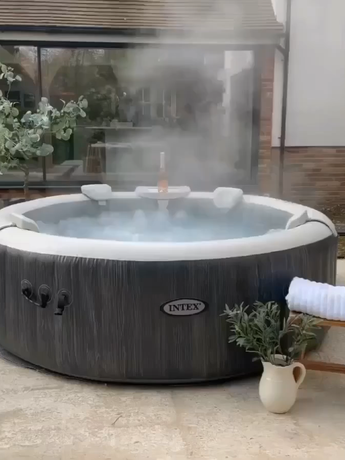 🔥 ¿Y si te armás un SPA en casa? Sí, leíste bien: 🛁 Agua caliente 💨 Burbujas relajantes ⏱️ ¡Se arma en minutos! Este jacuzzi inflable Intex es el plan perfecto para este invierno ❄️ No necesitás obra. No necesitás salir. Solo enchufás, llenás... ¡y disfrutás! 👇 Miralo en acción y pedilo hoy en 🌐 necxus.com.ar 🚚 Envíos a todo el país #SpaEnCasa #Intex #JacuzziInflable #Necxus #InviernoPerfecto #RelaxTotal