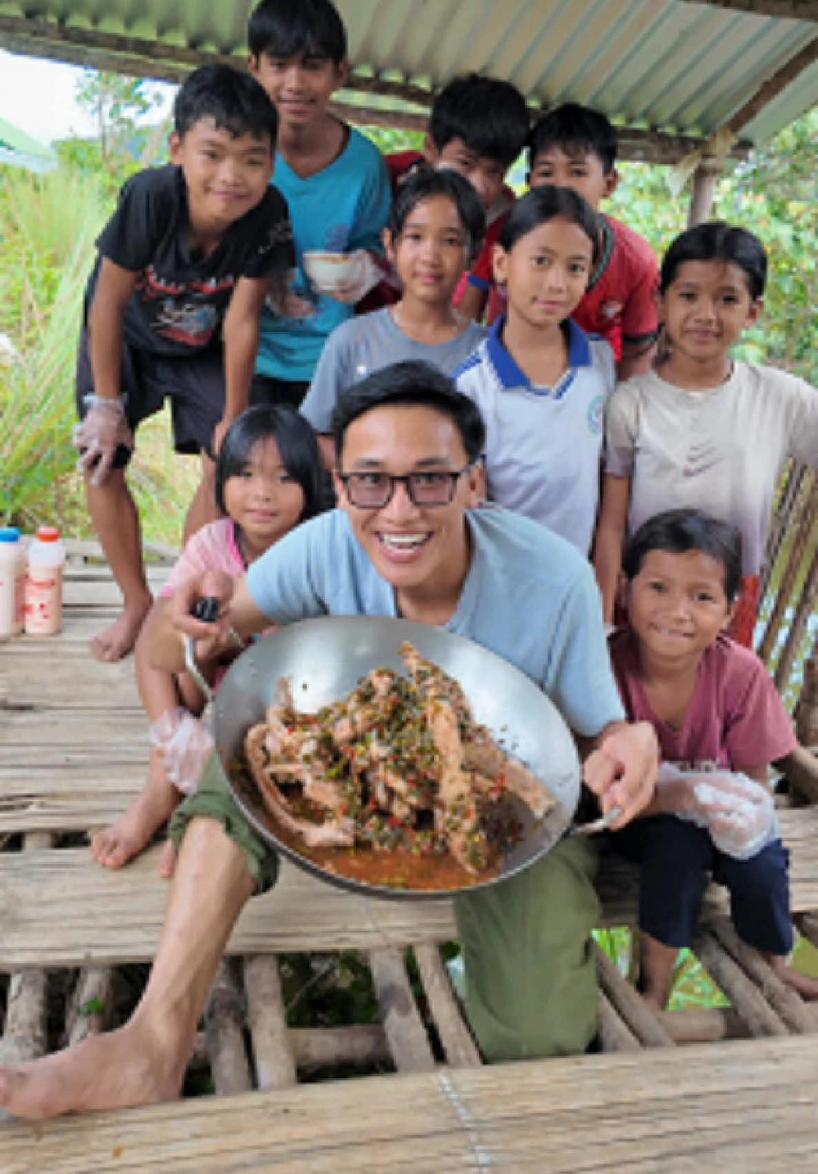 Nấu món sườn cay núi lửa từ Thái Lan mời cả buôn nhỏ.                                                                                           #suoncaythailan #ducdu #đứcđủ 