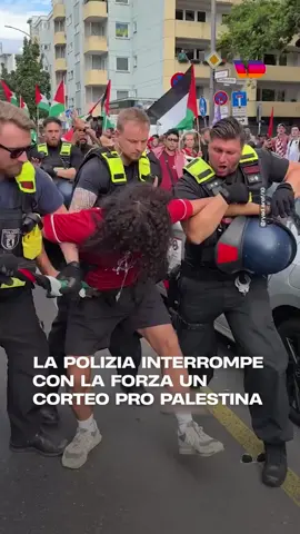 A Berlino la polizia ha interrotto brutalmente un corteo pacifico a sostegno della popolazione palestinese. Un video diffuso sui social mostra un manifestante colpito ripetutamente da due agenti, che lo immobilizzano con un braccio al collo e gli coprono occhi, naso e bocca. La bandiera palestinese gli viene strappata di mano. Il corteo, con circa 300 partecipanti, è stato fermato per «ragioni di sicurezza» nel quartiere Charlottenburg-Wilmersdorf. 18 persone sono state arrestate per resistenza a pubblico ufficiale, insulti e utilizzo di simboli legati a gruppi vietati dalla legge tedesca. #berlino #propal
