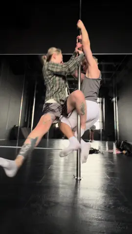 С братиком на турнике 