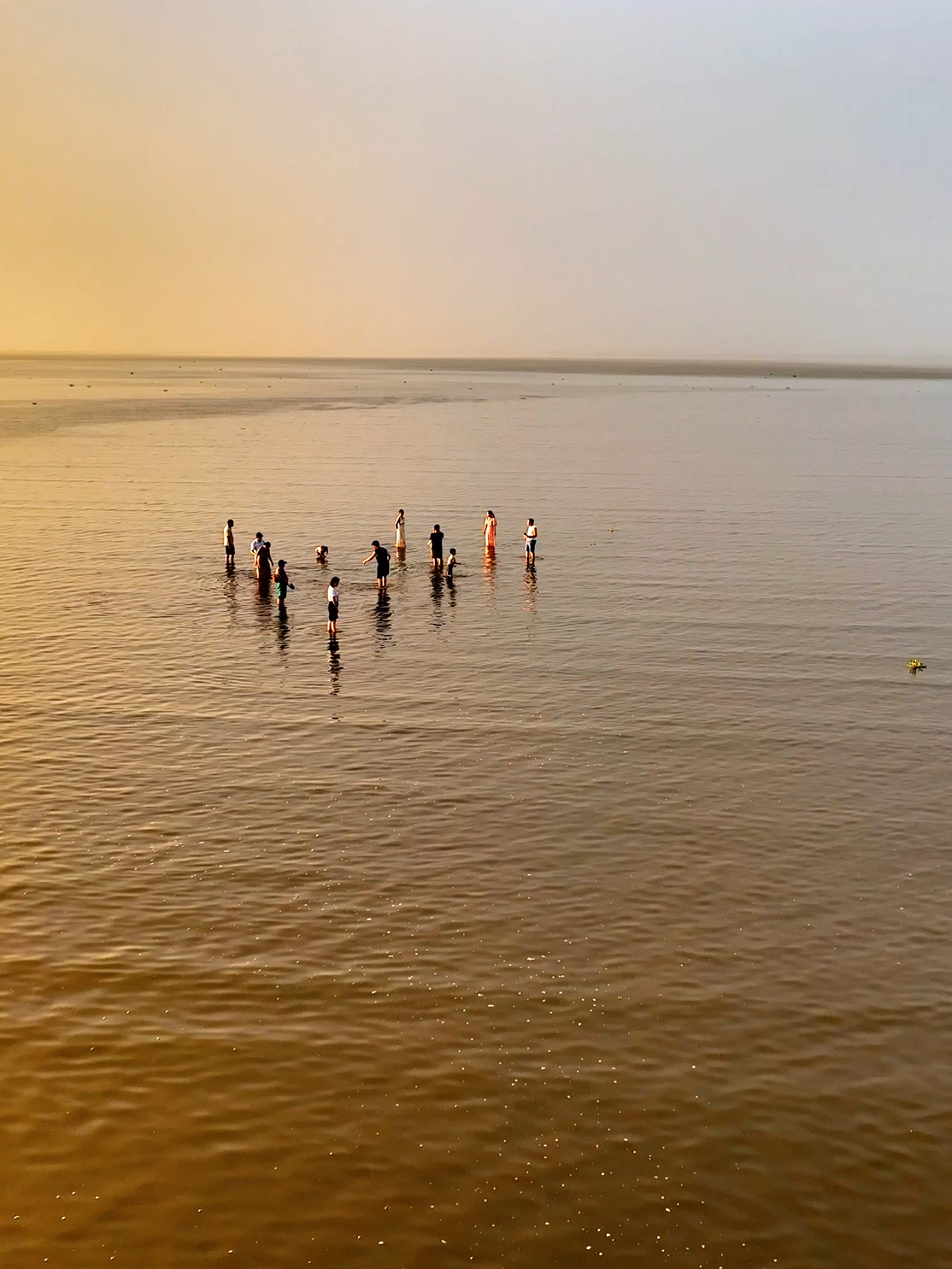 Một bên nắng, một bên mưa. Xoay ngang để thấy hết vẻ đẹp này. #bienvocucthaibinh