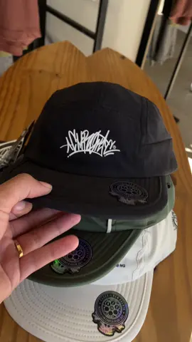 O boné que fecha com qualquer fit! Five Panel Chronic 🔥 Essencial no seu guarda-roupa street ! Compre pelo WhatsApp 📲 (32)99837-5341 Entregas grátis em Miradouro📍 Ou nos faça uma visita em nossa loja física localizada na Rua Alferes Chiquinho 107, centro, Miradouro-MG  Parcelamos em até 5x sem juros 💳 #streetwear #StreetStyle #modamasculina #chronic 