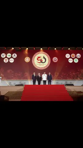 中泰建交50周年：香飘半世纪，情牵两国心！2025年7月5日（星期六）晚，由泰中友好协会与中国人民对外友好协会联合主办的“庆祝中泰建交50周年”盛大庆典，在泰国曼谷皇家海军俱乐部盛大举行。宾朋云集、冠盖齐聚，近七百位来自中泰两国政、商、文化及媒体界的代表出席，共襄这一意义非凡的历史时刻。 泰国国会主席兼下议院议长万·穆罕默德·努尔·玛他阁下，泰中友好协会主席功·塔帕朗西阁下，中国驻泰国大使馆临时代办吴志武阁下，中国人民对外友好协会副主席袁敏道阁下，泰国中华总商会主席林楚钦博士、永远荣誉主席陈振治博士、副主席兼各行业公会联合会执行主任李桂雄先生，以及正大集团资深副董事长李绍祝先生等政商领袖亲临现场，见证中泰携手走过半世纪的辉煌与情谊。    皇家海军俱乐部主会场红金辉映、灯火辉煌，中泰建交50周年纪念标识庄重醒目，彰显两国历久弥坚的情感纽带与合作成果。 整场庆典既庄重隆重，又洋溢着浓厚的文化气息，是一次高规格的外交盛事，更是一次凝聚民间共识、推动经贸文化融合的重要平台。  泰国暹龙酒业有限公司总经理张应胜先生亲自接待来宾，向各界宾朋深入讲解茅台酒的酿造工艺与历史传承。 他表示：“茅台不仅是一瓶酒，它承载的是中国文化的深厚底蕴与民族精神，是中华文明的一滴琼浆。”在座来宾纷纷表示，通过一杯酒，读懂了一种文化，也感受到一份跨越山海的友谊温度。 在晚会正式开始前，主办方特别设置了茅台鸡尾酒欢迎品鉴环节，以创新演绎的方式，展现茅台酒与多元文化的碰撞之美。 泰国暹龙酒业携手贵州茅台，以“文化先行”为核心理念，积极开展品牌本地化运营，推动“文化茅台”走进泰国主流社会。在“一带一路”倡议的引领下，茅台不仅是中国酒的代表，更成为中华文化的“民间大使”，在世界多地开花结果、飘香四方。 五十年风雨同行，五十年共筑辉煌。中泰情谊，如陈年茅台，愈久愈醇。 多位中泰政商界人士赞叹道：“茅台不仅是一种酒，更是一种文化、一种情感，代表着中国对朋友最真挚的敬意。  “天时地利人和神助”，助力茅台在泰国取得亮眼成绩： 天时，正值中华民族伟大复兴的关键节点，中泰关系跃升至历史高点； 地利，泰国作为海上丝绸之路重要门户，是联通东盟与中国的核心枢纽； 人和，泰国华人华侨根基深厚，“中泰一家亲”早已深入人心。 神助，中泰50周年，友谊长存！ 正是这些元素，成就了茅台在泰国市场的持续成长。 ＃中泰建交50周年＃茅台股份＃茅台泰国＃暹龙酒业