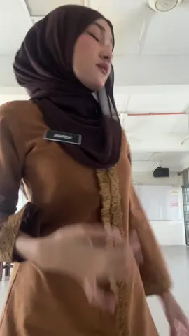 the back of my hijab is not my problem 😁🥰💔