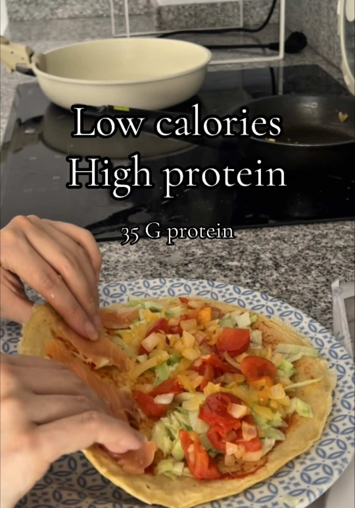 Hoy te traigo una idea saludable, alta en proteína y súper fácil para comida o cena: una especie de crepe fit, con solo unos pocos ingredientes y ¡lista en minutos! 💪🥚✨ 🔸 Ingredientes base: 	•	2 huevos 	•	2 cucharadas de Trigo sarraceno, o harina de preferencia (puedes ajustar un poco “a ojo” hasta que la mezcla quede algo espesa, pero fluida) 	•	2 cucharadas y media de queso (el que prefieras, yo uso uno bajo en grasa) 🔸 Preparación rápida: •Mezcla todo hasta que quede homogéneo. •Cocina a fuego medio hasta que salgan burbujitas. •Dale la vuelta. •¡Y listo! Puedes rellenarla con lo que quieras: aguacate, hummus, verduras, atún, etc. Es una receta nutritiva, saciante, y perfecta si estás cuidando tu alimentación sin complicaciones. Ideal como comida ligera o cena rica y fit. 😋🔥 📌 Guarda esta idea si te gustan las recetas altas en proteína y bajas en calorías. #RecetaSaludable #ProteínaAlta #ComidaFit #CenaSaludable #UGCFood #RecetasRápidas #RecetasProteicas #HealthyMealIdeas #ComidaReal #FoodUGCCreator receta saludable, receta proteica, cena fitness, comida ligera, receta baja en calorías, crepe de proteína, comida rápida saludable, UGC food, receta con huevo, receta rica y fit. #CapCut 