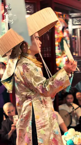 Với tiếng hát này, tiếng sáo, tiếng trống, nếu đeo tai nghe vào, nghe câu “Quần tiên hội nghị, đàn ca vang lừng, xe rồng, từ dưới Thoải cung”, hình ảnh chốn Thoải Cung như hiện trong đầu  Hầu Chầu Bà, 1 cảm giác buồn man mác khó tả. Nghe văn câu “Bà thương đệ tử thanh đồng, đắng cay nhiều nỗi, nặng lòng thế gian, đường trường cách trở gian nan” mà rưng rưng muốn rớt nước mắt 😢 #chầu_đệ_tam_thoải_phủ #đạo_mẫu #hầu_thánh_tứ_phủ 