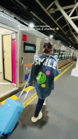 Awalnya mau bikin video aesthetic naik kereta… Tapi takdir berkata lain. Kereta sancaka Duduk di gerbong 2, eksekutif kursi 4C–4D… tiba-tiba kaca dilempar batu 😞 Semoga kejadian ini gak terulang lagi. #StopVandalisme #naikkeretaaman 