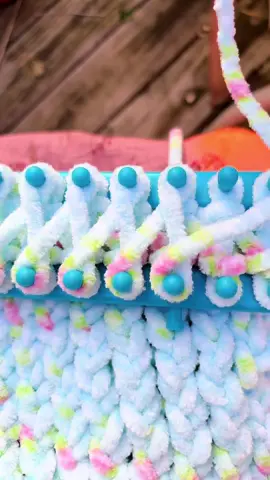 S͙e͙g͙u͙n͙d͙a͙ p͙a͙r͙t͙e͙ d͙e͙l͙ p͙r͙o͙y͙e͙c͙t͙o͙: bufanda en telar rectangular 🧶 En este nuevo video, continúo tejiendo la bufanda que comencé en el capítulo anterior. Si ya viste la primera parte, sabés de qué se trata. Y si aún no la has visto, te invito a buscarla en mi perfil e iniciar esta aventura tejida conmigo. ☺️ 🧶 Pronto vendrá la tercera parte: cómo cerrar la bufanda. Gracias por acompañarme en este proceso lleno de cariño. F͙e͙l͙i͙z͙ t͙e͙j͙i͙d͙o͙! ♡❀ᰔ #♥️ #🥰 #🧶 #yarn #knitting #knittingloom #rectangular #telar #telarrectangular #lana #tejer #tejiendo #segundaparte #tutorial #lugarseguro #🧶 