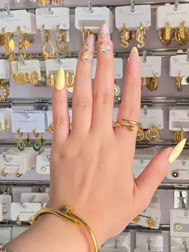 الخاتم المسمار 💥💍 اتسألنا عليه كتير… وراجع تاني وبقوة! ستايل جريء وشياكة مفيهاش هزار 😎 ✅ استانلس أصلي مش بيغير ✅ عملي وشيك ينفع صباحي أو خروجات ✅ تصميمه ملفت وبيكمل أي لوك في ثانية! لو لسه مجبتوش… يبقى فوتي كتير 😏 📍العنوان: #العجمي_الدرايسة أمام معمل ألفا، بجوار محل بيبي ستايل ♥️ للتواصل: 01040470356 #الخاتم_المسمار #الخرزة_الزرقا #2025trends #ستايل_على_كيفك #اكسسوارك_يهمنا 