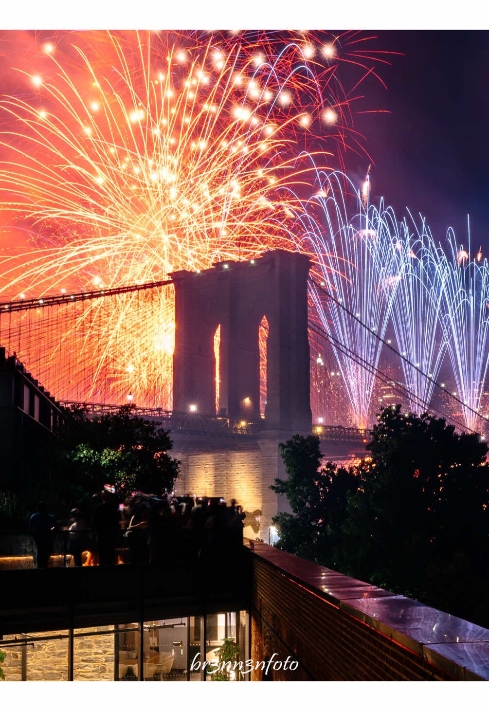 $3000 Camera set up vs $50 Olympus Point & Shoot Hope yall like this unique type of shot! Inspired by @jacographi #cinematography #cinematic #viralreel #videography #videographer #macys #july4 #fireworks #nyc #newyork #brooklynbridge #sony #sonyalpha