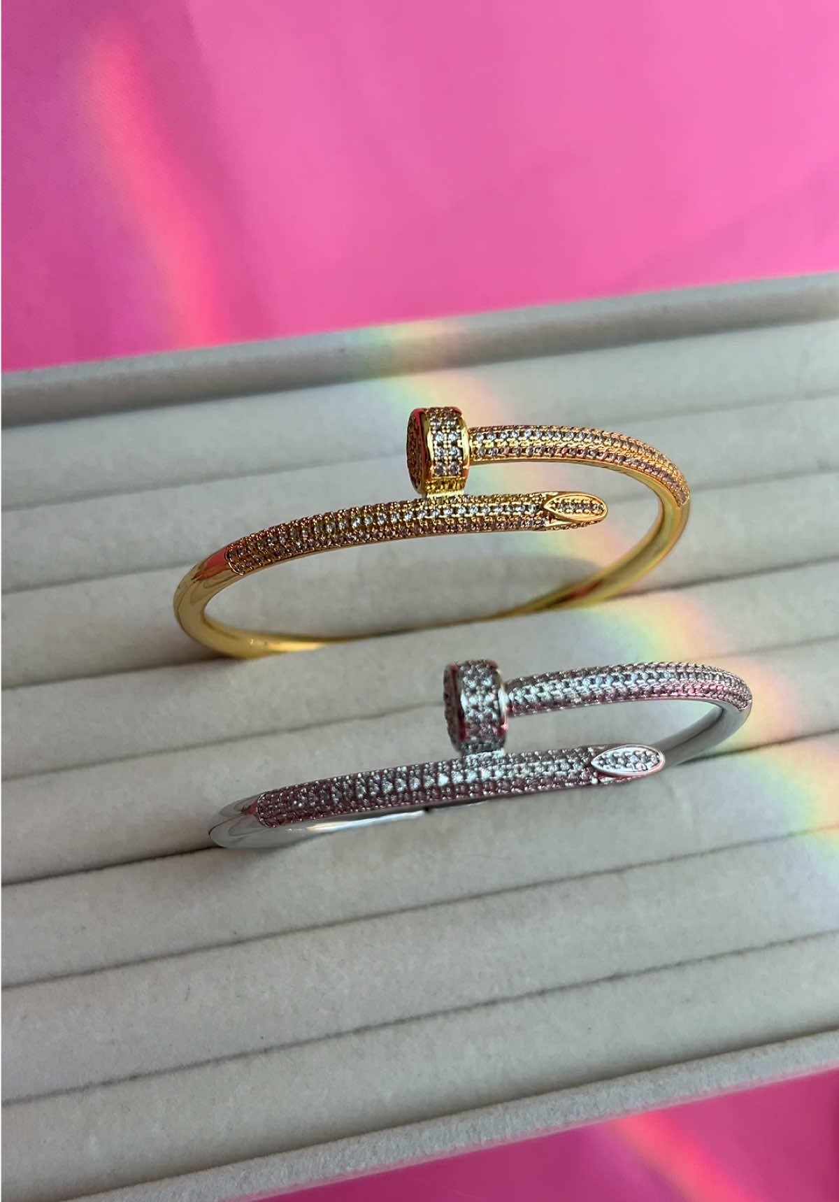 𝕭𝖆𝖇𝖊𝖒 𝖈𝖔𝖒𝖎𝖌𝖔 𝖓𝖊𝖘𝖘𝖆 𝖕𝖊𝖗𝖋𝖊𝖎𝖈̧𝖆̃𝖔 🫣 Bracelete prego cravejado - R$ 46,00 ꜰᴀçᴀ ꜱᴇᴜ ᴘᴇᴅɪᴅᴏ ᴇ ʀᴇᴄᴇʙᴀ ɴᴏ ᴍᴇꜱᴍᴏ ᴅɪᴀ ᴘᴏʀ ᴍᴏᴛᴏʙᴏʏ ᴘᴀʀᴀ ᴛᴏᴅᴏ ꜱᴘ ᴇ ᴀʙᴄ 🏍️  ᴇɴᴠɪᴀᴍᴏꜱ ᴘᴀʀᴀ ᴛᴏᴅᴏ ʙʀᴀꜱɪʟ! ✈️ 📲 (𝟏𝟏) 𝟗𝟕𝟖𝟖𝟒-𝟏𝟕𝟖𝟏 Pedidos via direct ou WhatsApp no link da bio! #lojaonline #lojadeacessorios #acessoriosfemininos #folheados #sacomã