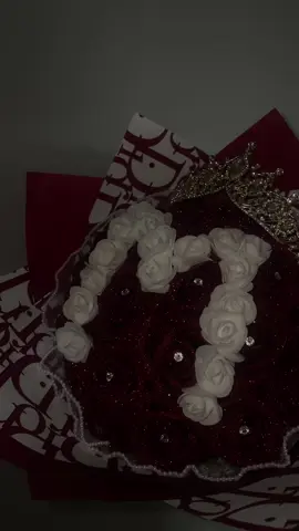 Bouquet initial M - Site : Leyflowers.com #bouqueteternel #bouquet #bouquetderoses #pourtoi #cadeau #bouquetinitial 