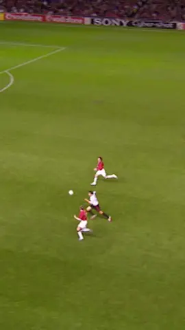 Arsenal have officially named Gabriel Heinze as the new Men’s First Team Coach. Throwback to that brutal moment when Kaka tore through him and Patrice Evra at Old Trafford… 😬😬 #afc #arsenal #football #transfernews #PremierLeague #fyp #explore #saka #ucl #arsenalnews #coach #heinze #kaka #manutd  #acmilan 