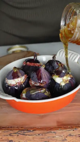 Pain grillé aux figues rôties 💜 - Pain à la châtaigne  - 6 figues - Fromage de chèvre ou gorgonzola - Noix - Romarin - Huile d’olive - miel 15/20min à 180•c #figuerotie #gorgonzola #toastgourmand #foodporn #brunchvibes #healthyindulgence #tartinegourmande #figues #recettefacile #recetterapideetfacile #recetterapide 