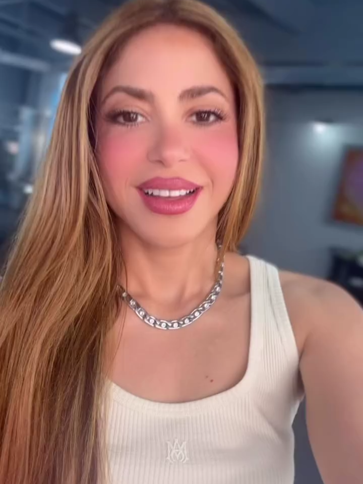 @shakira pergunta aos fãs do Brasil se querem novo show da turnê mundial 