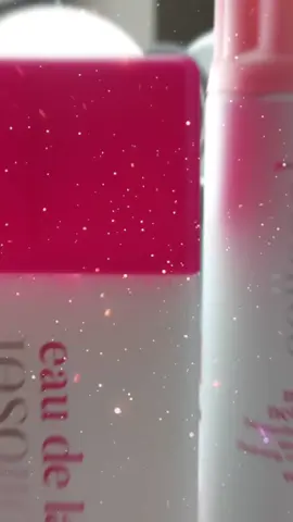 🧖‍♀️✨ Mission peau nette : activée ! ✨🧖‍♀️ J’ai reçu la dream team du démaquillage et je peux vous dire qu’on est loin de la corvée 🙅‍♀️💄 Place au moment cocooning, sensoriel et carrément plaisir 😍💦 🥄 La Chantilly Nettoyante : une mousse douce et onctueuse qui donne envie de dire 