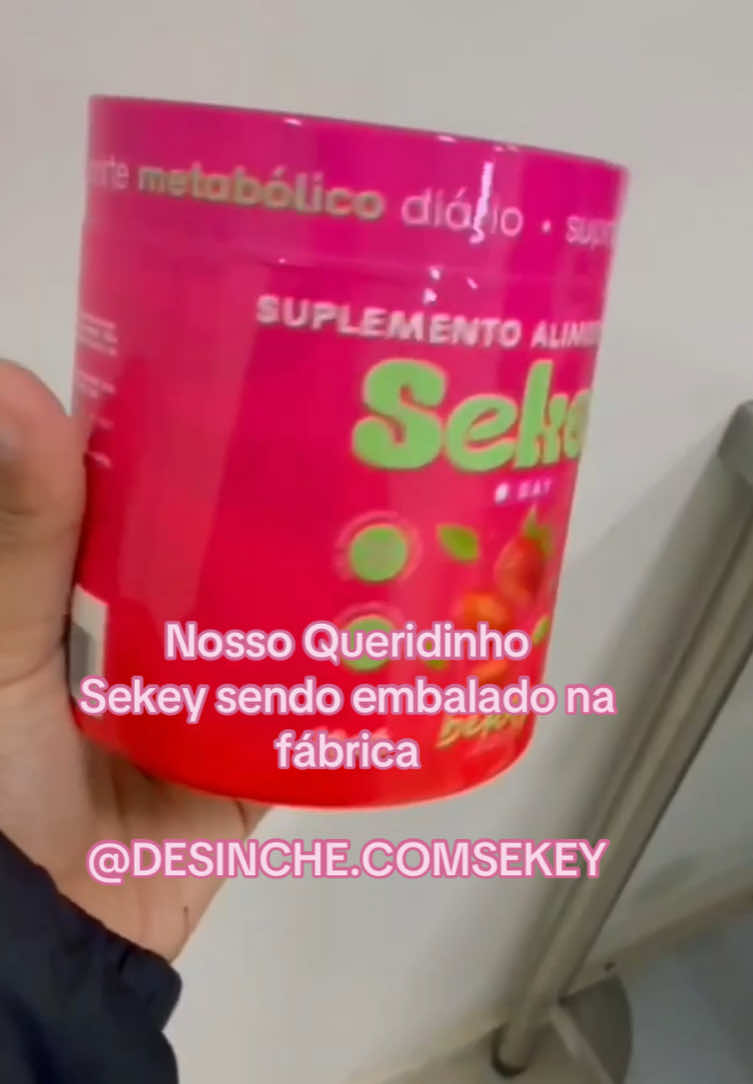 NOSSO QUERIDINHO SEKEY SENDO EMBALADO NA FÁBRICA  SEKEY DAY :BERRY • Energia e disposição • Reposição de vitaminas e nutrientes essenciais • Regula o intestino e combate diretamente no inchaço e retenção •Promove saciedade SEKEY DAY NIGHT:CHOCOLATE Benefícios • Combate diretamente a compulsão alimentar • Promove um sono METABÓLICO • Reduz a ansiedade noturna • Contém colageno • Melhora a qualidade do sono #emagrecimento# #videoviralitiktok #fittness 