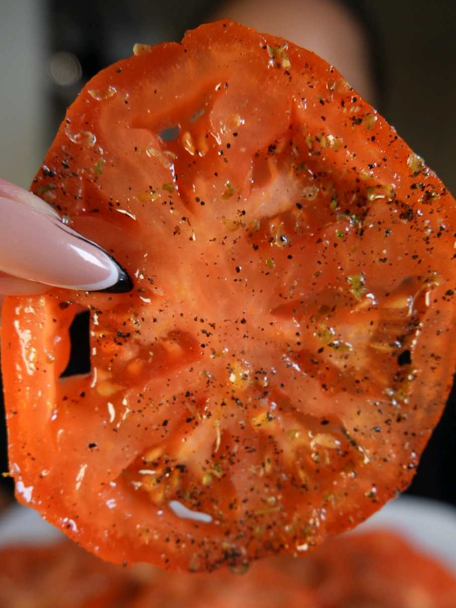 DO YOU LIKE TOMATOES?🍅👀 I loveee them! 🤤 Tomatoes with salt, pepper, olive oil, oregano, and fresh lemon🍋 Close-up mukbang🤭 #mukbang #mukbangeatingshow #tomatomukbang #healthymukbang #tomatoes #creatorsearchinsights #asmreatingsounds #fypppp #fypシ #slurping 