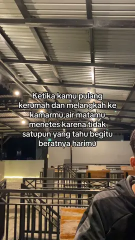 Ketika kamu pulang kerumah,melewati ruang tamu yang hening,kamu melangkah ke kamarmu, disitulah semua beban yang kamu pendam seharian akhirnya pecah.air mamamu menetes,bukan karena lemah,tapi karena nggak ada satu pun yang benar-benar tahu seberapa berat harimu. Nggak ada yang tahu betapa kamu menahan semua sendirian,senyum yang kamu paksakan,kata-kata yang kamu telan,dan lelah yang tak bisa kamu ceritakan.diluar kamu terlihat baik-baik saja tapi di dalam kamar,hanya dinding yang menjadi saksi bisu kamu sebenarnya rapuh. Are you oke? #fypシ 