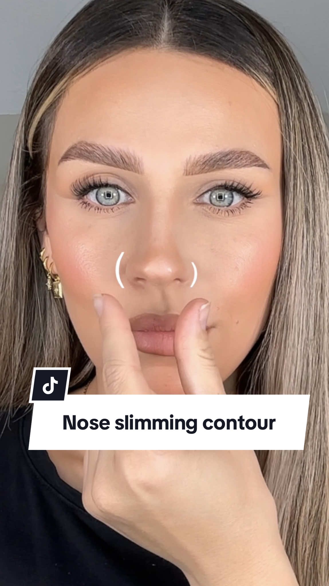 Nose slimming contour hack @E D I T I O N sculpting contour crayon shade frappé #makeuphacks #nosecontour #contour #makeuptips #beautyhacks 