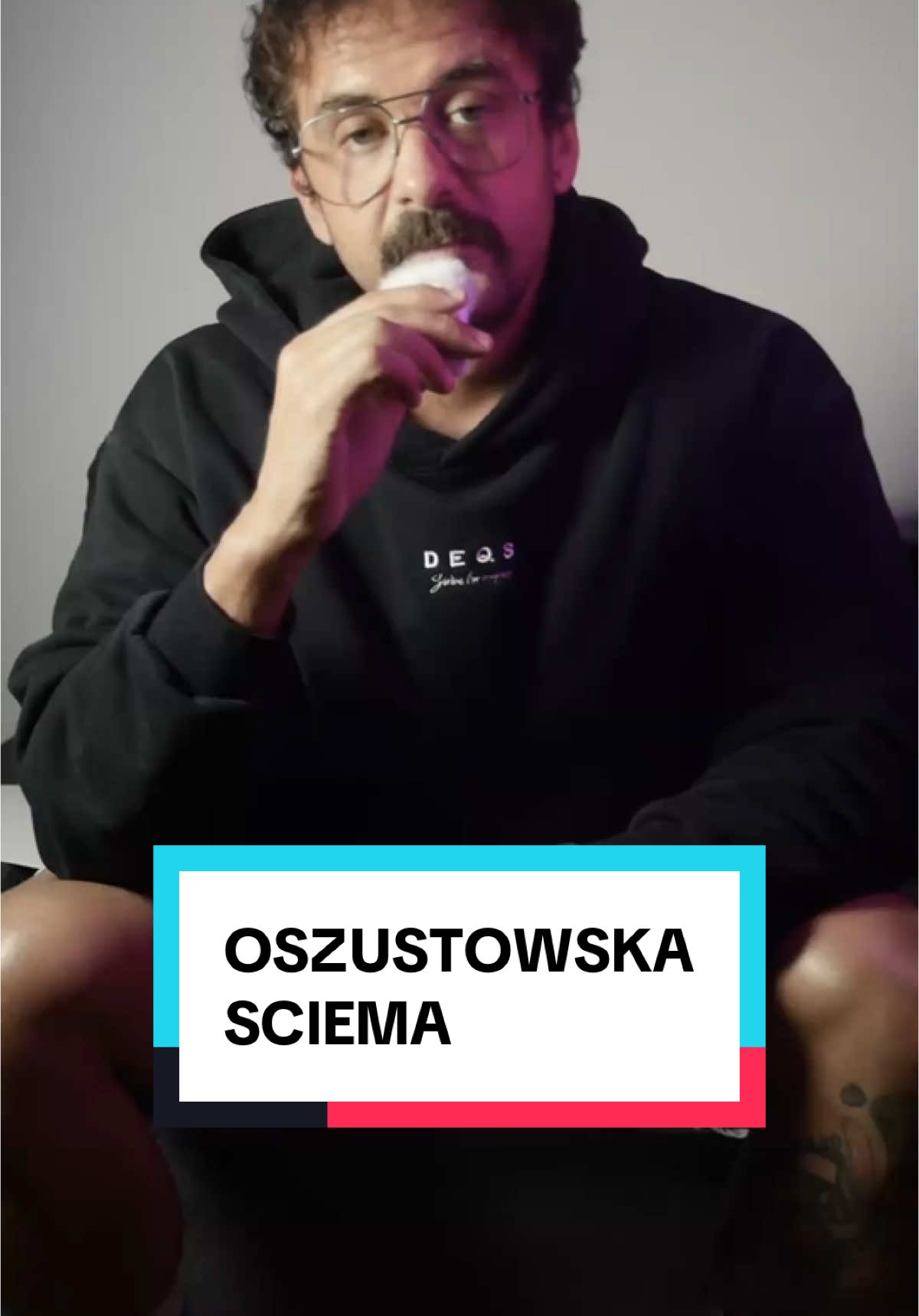 Patryk2703 nie jest dietetykiem, nigdy nim nie był i używał tego tytułu niezgodnie z prawem – potwierdził mi to urząd HCPC z Wielkiej Brytanii 🇬🇧, państwa, w którym Patryk Barański jest rezydentem podatkowym oraz prowadzi swoją działalność. Barański od lat okłamywał ludzi, że ukończył szkołę dietetyczną oraz Uniwersytet w Sheffield, podając się za dietetyka – zawód medyczny, który w UK jest regulowany prawnie i zastrzeżony wyłącznie dla specjalistów ⚠️ Kłamał do tego stopnia, że został wymieniony w raporcie o dopingu w sieci, opublikowanym przez Ministerstwo Sportu i Turystyki w Polsce, jako „dietetyk z kilkunastoletnim doświadczeniem” 📄 Po mojej interwencji, urząd HCPC zakazał mu korzystania z tytułu i przesłał oficjalne pismo nakazujące jego usunięcie ze wszystkich kanałów społecznościowych oraz zakazujące używania go w kontekście działalności zawodowej. Barański zastosował się do nakazu niemal natychmiast – po kilku dniach po tytule nie było już śladu 🧹 Patryk2703, nie wiedząc, że to ja dokonałem zgłoszenia, zaczął kłamać, że tytuł usunął, bo doradził mu to jego marketingowiec 🙄 Posiadam oryginalne pismo z HCPC wraz z sygnaturą sprawy. Ze względu jednak na charakter sprawy – złamanie obowiązującego prawa, które może stanowić dowód w sprawach cywilnych (ze strony jego klientów) oraz karnych (ze strony brytyjskiej prokuratury w sprawie przywłaszczenia tytułu zawodowego) – pismo jest utajnione i nie mogę opublikować jego treści 🔒 Na chwilę obecną nie posiadam informacji, jakie kroki zostały podjęte w celu pociągnięcia go do odpowiedzialności karnej. Jestem jedynie informowany o skutkach mojej interwencji 📬 #evansroka #patryk2703 #dietetyk #dietetyka #psychodietetyk #trenerpersonalny #trening #odchudzanie 