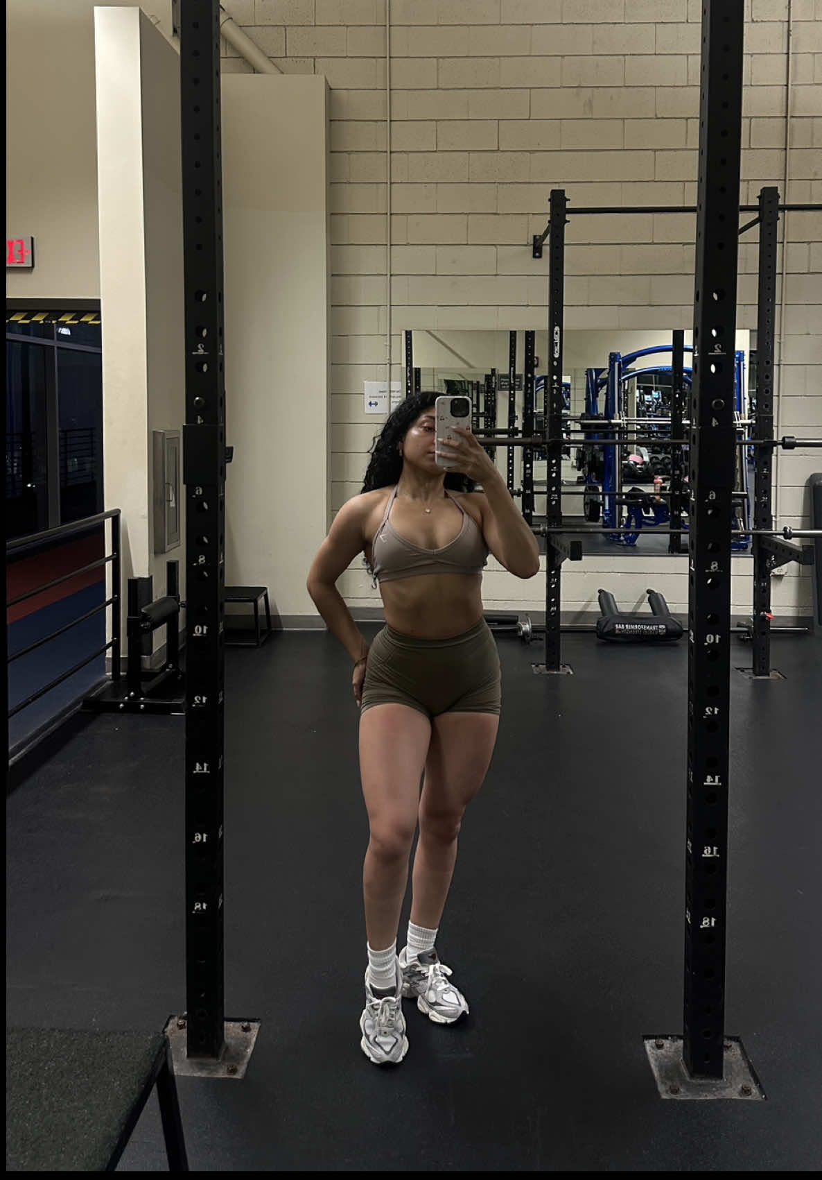 GUESS WHOS BACKK  in her natural habitat?  The grind never looked this good. 😏🏋️‍♀️ #JustMe #OnMyVibe #PowerPose #VibesOnPoint #FierceAndFearless #Confident #OwnIt #GlowVibes #SelfLove #SweetAndStrong #MomentoMío  #fyp #viral #explorepage #posing #gym #aesthetic #reels@Darc Sport @Gymshark @Gymshark Women @Mr Wolf 